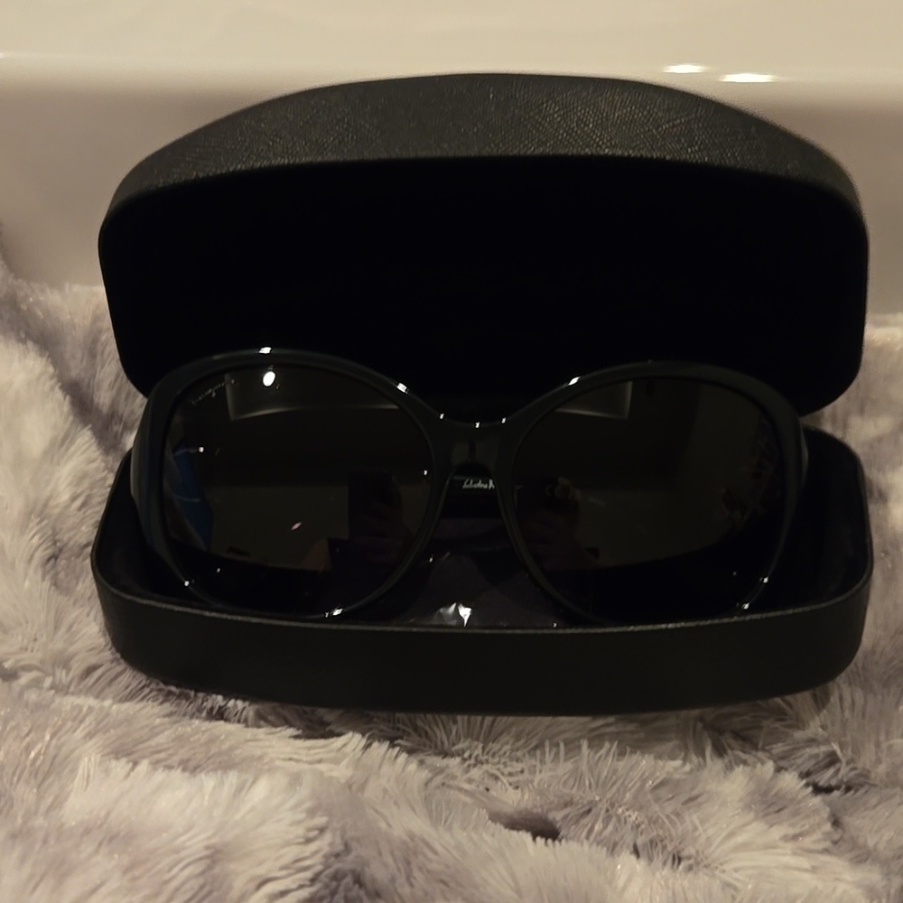 Salvatore Ferragamo Black Oversized Sunglasses Brand New in Case - Picture 10 of 11